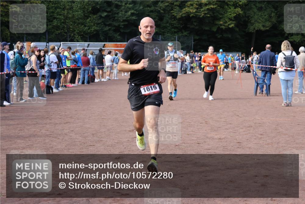 27.09.2026 - 35. Volkslauf durch das schöne Alstertal Strokosch-Dieckow http://msf.ph/oto/10572280 27.09.2026 12:21:39 Ziel 1059, 1615, 1622, 1635 meine-sportfotos.de