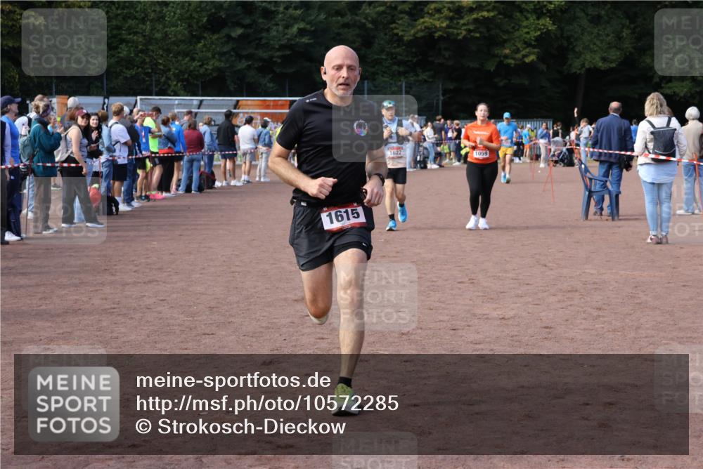 27.09.2026 - 35. Volkslauf durch das schöne Alstertal Strokosch-Dieckow http://msf.ph/oto/10572285 27.09.2026 12:21:39 Ziel 1059, 1615, 1622, 1635 meine-sportfotos.de