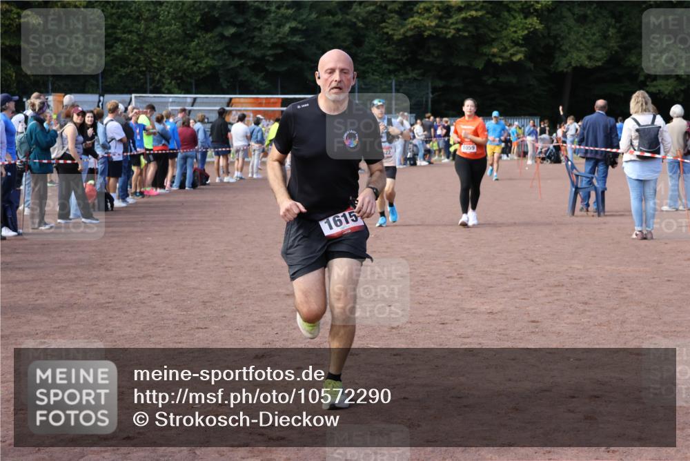 27.09.2026 - 35. Volkslauf durch das schöne Alstertal Strokosch-Dieckow http://msf.ph/oto/10572290 27.09.2026 12:21:39 Ziel 1059, 1615, 1622, 1635 meine-sportfotos.de