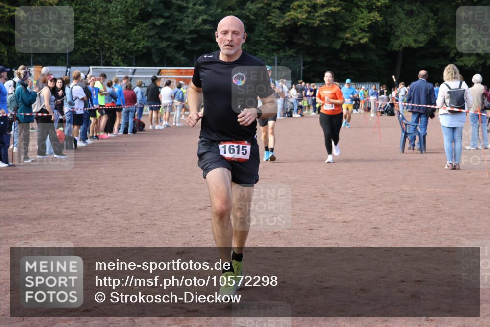 27.09.2026 - 35. Volkslauf durch das schöne Alstertal Strokosch-Dieckow http://msf.ph/oto/10572298 27.09.2026 12:21:39 Ziel 1059, 1615, 1622, 1635 meine-sportfotos.de