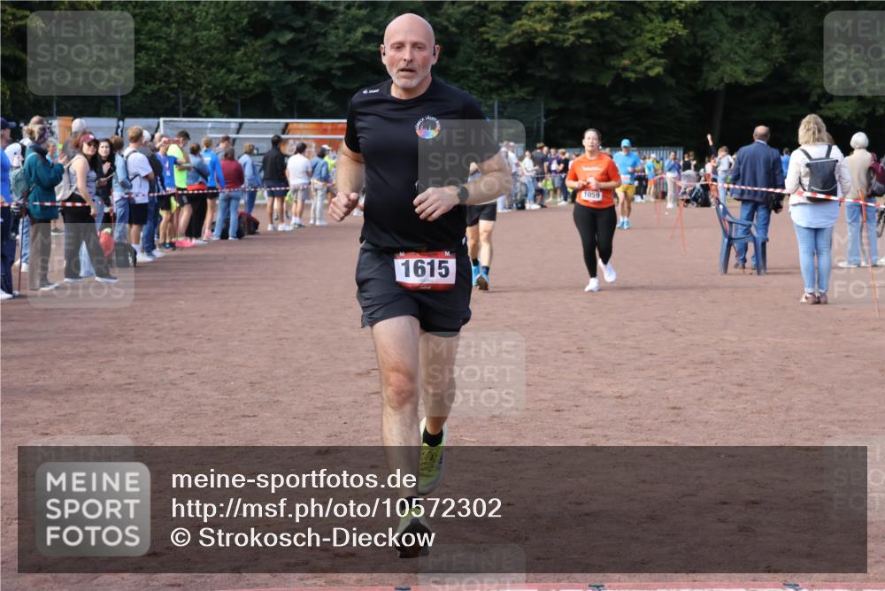 27.09.2026 - 35. Volkslauf durch das schöne Alstertal Strokosch-Dieckow http://msf.ph/oto/10572302 27.09.2026 12:21:39 Ziel 1059, 1615, 1622, 1635 meine-sportfotos.de