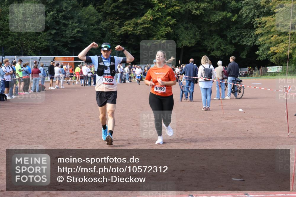 27.09.2026 - 35. Volkslauf durch das schöne Alstertal Strokosch-Dieckow http://msf.ph/oto/10572312 27.09.2026 12:21:43 Ziel 1059, 1615, 1622, 2025 meine-sportfotos.de