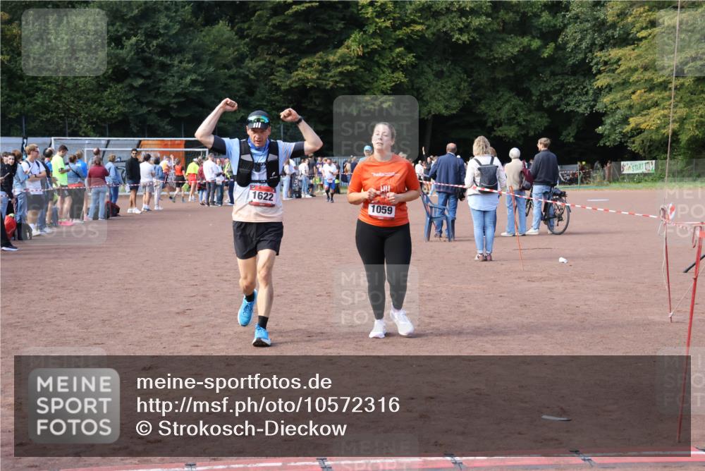 27.09.2026 - 35. Volkslauf durch das schöne Alstertal Strokosch-Dieckow http://msf.ph/oto/10572316 27.09.2026 12:21:43 Ziel 1059, 1615, 1622, 2025 meine-sportfotos.de