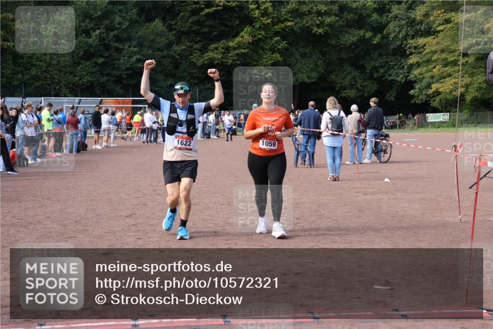 27.09.2026 - 35. Volkslauf durch das schöne Alstertal Strokosch-Dieckow http://msf.ph/oto/10572321 27.09.2026 12:21:43 Ziel 1059, 1615, 1622, 2025 meine-sportfotos.de