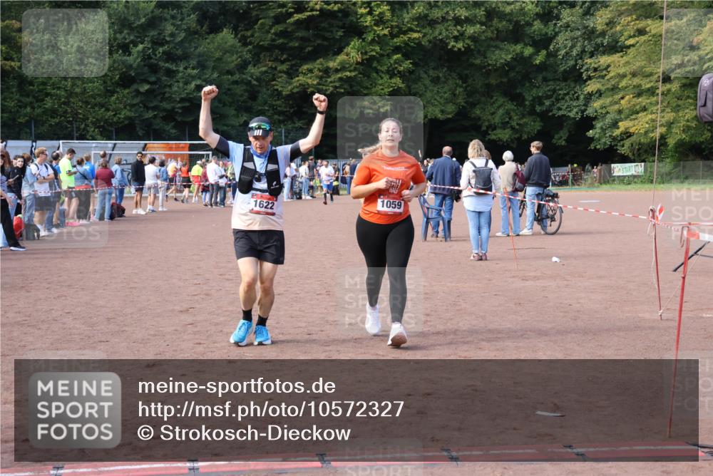 27.09.2026 - 35. Volkslauf durch das schöne Alstertal Strokosch-Dieckow http://msf.ph/oto/10572327 27.09.2026 12:21:43 Ziel 1059, 1615, 1622, 2025 meine-sportfotos.de