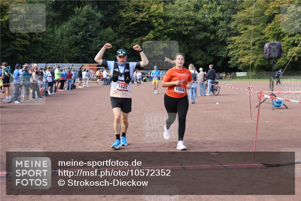 27.09.2026 - 35. Volkslauf durch das schöne Alstertal Strokosch-Dieckow http://msf.ph/oto/10572352 27.09.2026 12:21:44 Ziel 1059, 1622, 2025 meine-sportfotos.de