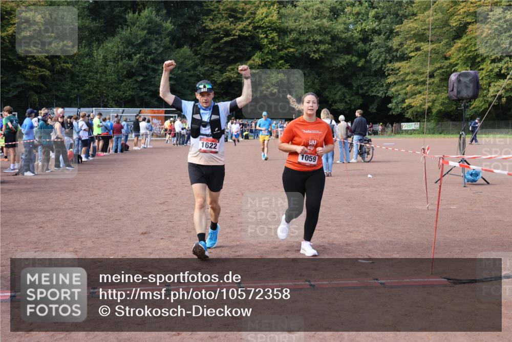 27.09.2026 - 35. Volkslauf durch das schöne Alstertal Strokosch-Dieckow http://msf.ph/oto/10572358 27.09.2026 12:21:44 Ziel 1059, 1622, 2025 meine-sportfotos.de