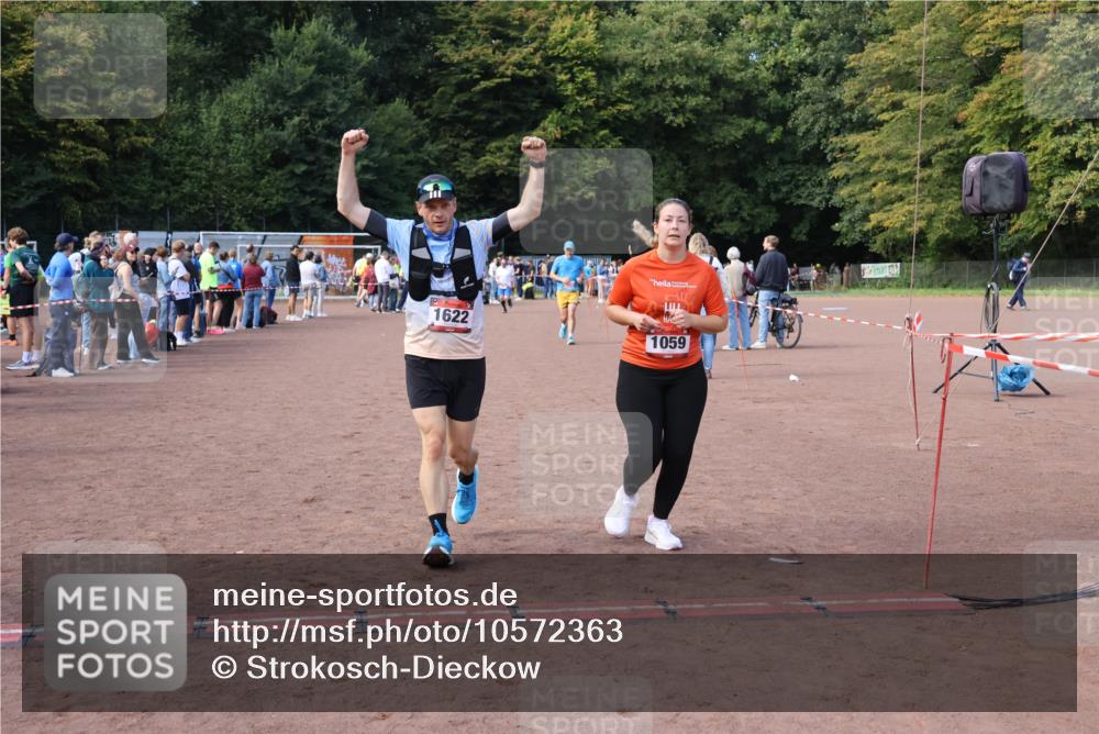 27.09.2026 - 35. Volkslauf durch das schöne Alstertal Strokosch-Dieckow http://msf.ph/oto/10572363 27.09.2026 12:21:44 Ziel 1059, 1622, 2025 meine-sportfotos.de