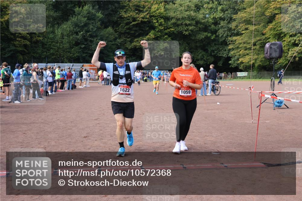 27.09.2026 - 35. Volkslauf durch das schöne Alstertal Strokosch-Dieckow http://msf.ph/oto/10572368 27.09.2026 12:21:44 Ziel 1059, 1622, 2025 meine-sportfotos.de