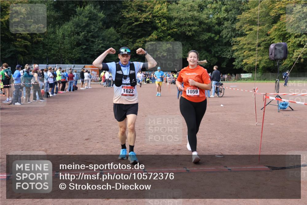 27.09.2026 - 35. Volkslauf durch das schöne Alstertal Strokosch-Dieckow http://msf.ph/oto/10572376 27.09.2026 12:21:44 Ziel 1059, 1622, 2025 meine-sportfotos.de