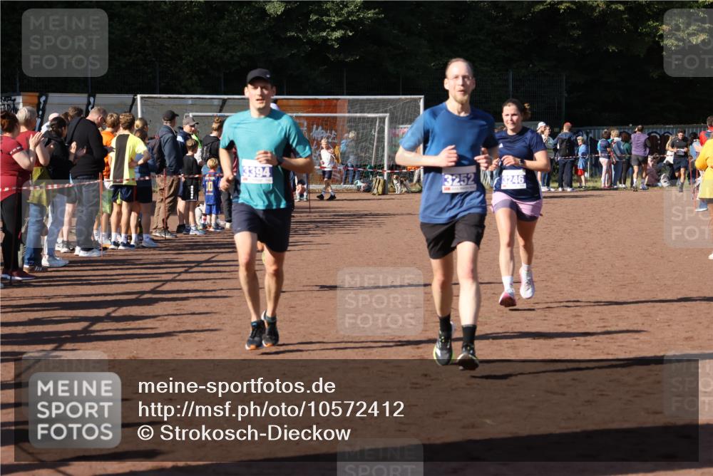 27.09.2026 - 35. Volkslauf durch das schöne Alstertal Strokosch-Dieckow http://msf.ph/oto/10572412 27.09.2026 11:21:02 Ziel 3184, 3246, 3252, 3269, 3394 meine-sportfotos.de