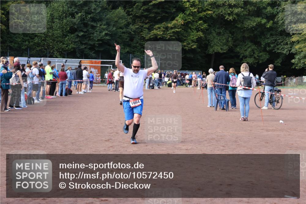 27.09.2026 - 35. Volkslauf durch das schöne Alstertal Strokosch-Dieckow http://msf.ph/oto/10572450 27.09.2026 12:21:55 Ziel 1664, 2023, 2025, 2247, 2332 meine-sportfotos.de