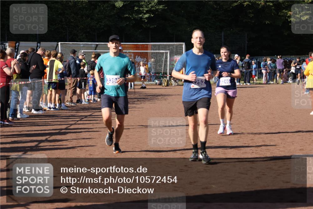 27.09.2026 - 35. Volkslauf durch das schöne Alstertal Strokosch-Dieckow http://msf.ph/oto/10572454 27.09.2026 11:21:02 Ziel 3184, 3246, 3252, 3269, 3394 meine-sportfotos.de