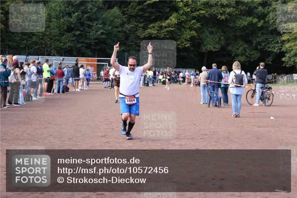 27.09.2026 - 35. Volkslauf durch das schöne Alstertal Strokosch-Dieckow http://msf.ph/oto/10572456 27.09.2026 12:21:55 Ziel 1664, 2023, 2025, 2247, 2332 meine-sportfotos.de
