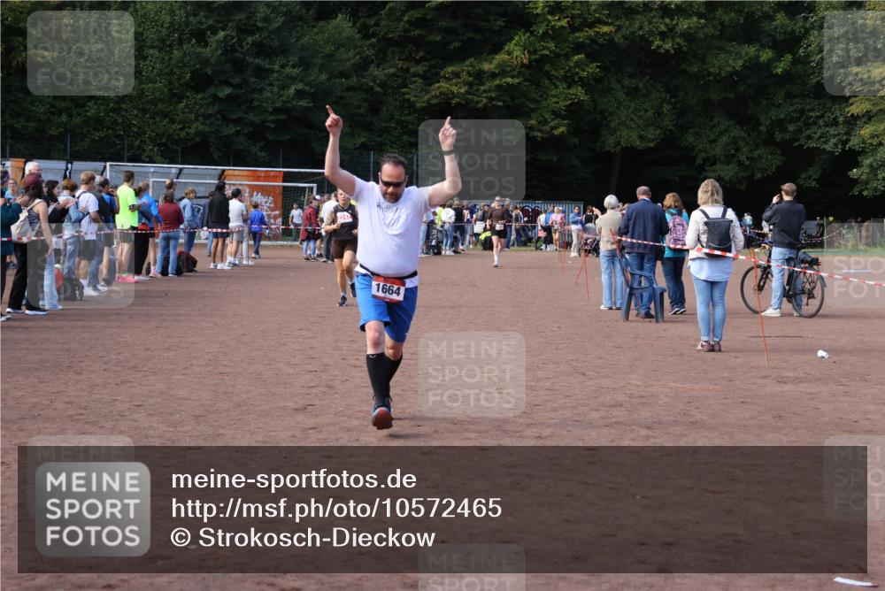 27.09.2026 - 35. Volkslauf durch das schöne Alstertal Strokosch-Dieckow http://msf.ph/oto/10572465 27.09.2026 12:21:55 Ziel 1664, 2023, 2025, 2247, 2332 meine-sportfotos.de