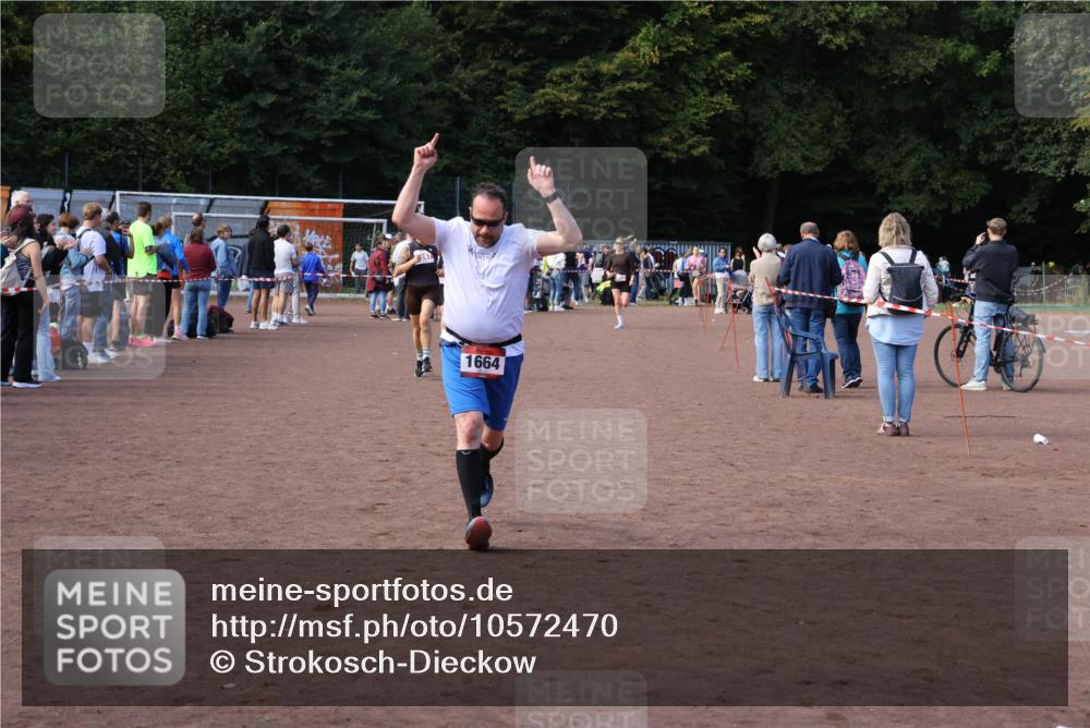 27.09.2026 - 35. Volkslauf durch das schöne Alstertal Strokosch-Dieckow http://msf.ph/oto/10572470 27.09.2026 12:21:55 Ziel 1664, 2023, 2025, 2247, 2332 meine-sportfotos.de