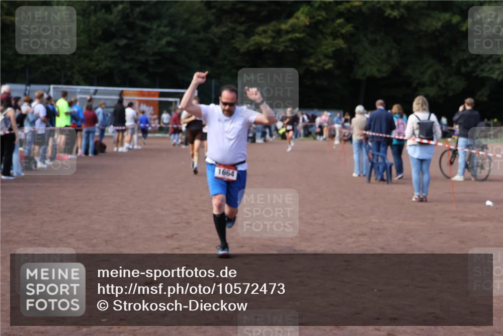 27.09.2026 - 35. Volkslauf durch das schöne Alstertal Strokosch-Dieckow http://msf.ph/oto/10572473 27.09.2026 12:21:55 Ziel 1664, 2023, 2025, 2247, 2332 meine-sportfotos.de