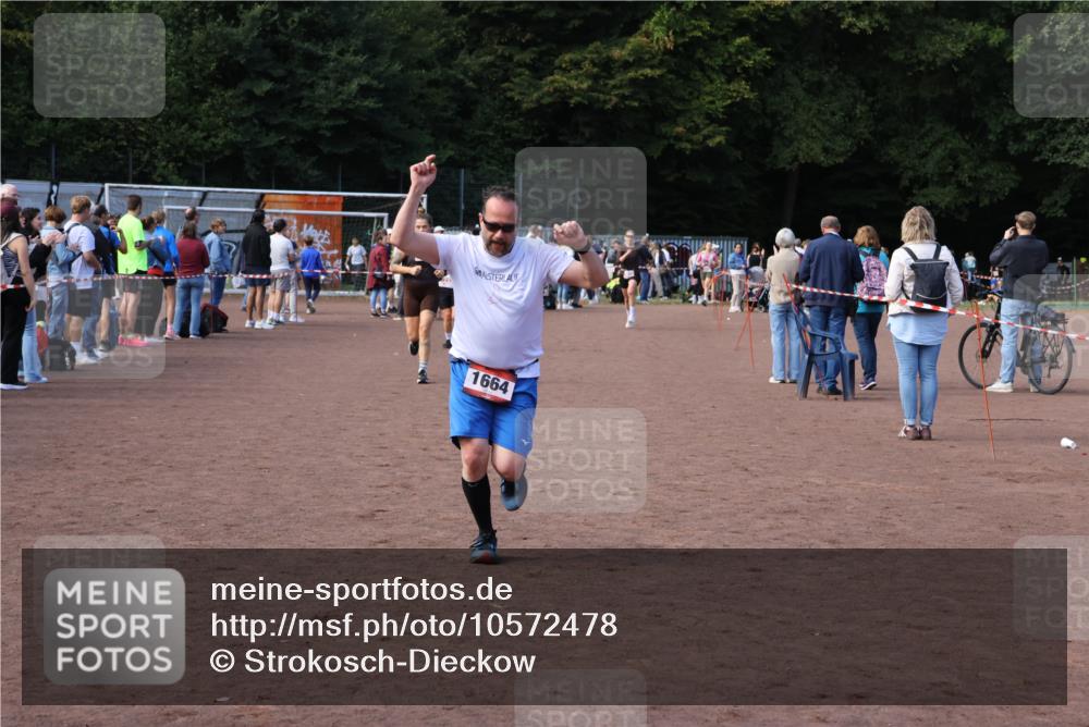 27.09.2026 - 35. Volkslauf durch das schöne Alstertal Strokosch-Dieckow http://msf.ph/oto/10572478 27.09.2026 12:21:55 Ziel 1664, 2023, 2025, 2247, 2332 meine-sportfotos.de