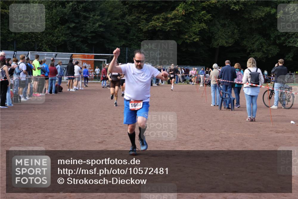 27.09.2026 - 35. Volkslauf durch das schöne Alstertal Strokosch-Dieckow http://msf.ph/oto/10572481 27.09.2026 12:21:55 Ziel 1664, 2023, 2025, 2247, 2332 meine-sportfotos.de