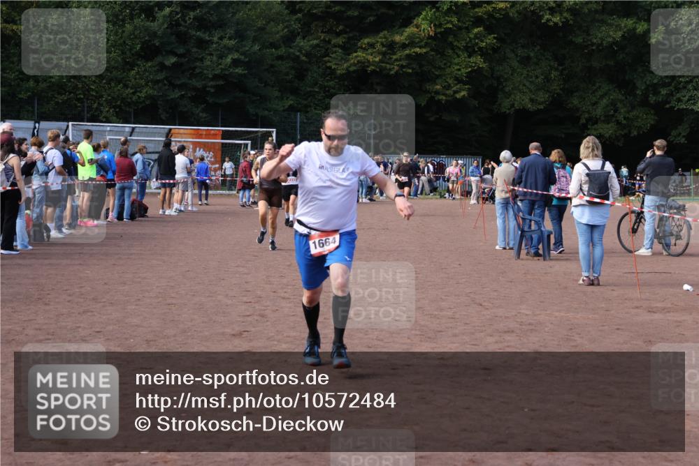 27.09.2026 - 35. Volkslauf durch das schöne Alstertal Strokosch-Dieckow http://msf.ph/oto/10572484 27.09.2026 12:21:55 Ziel 1664, 2023, 2025, 2247, 2332 meine-sportfotos.de
