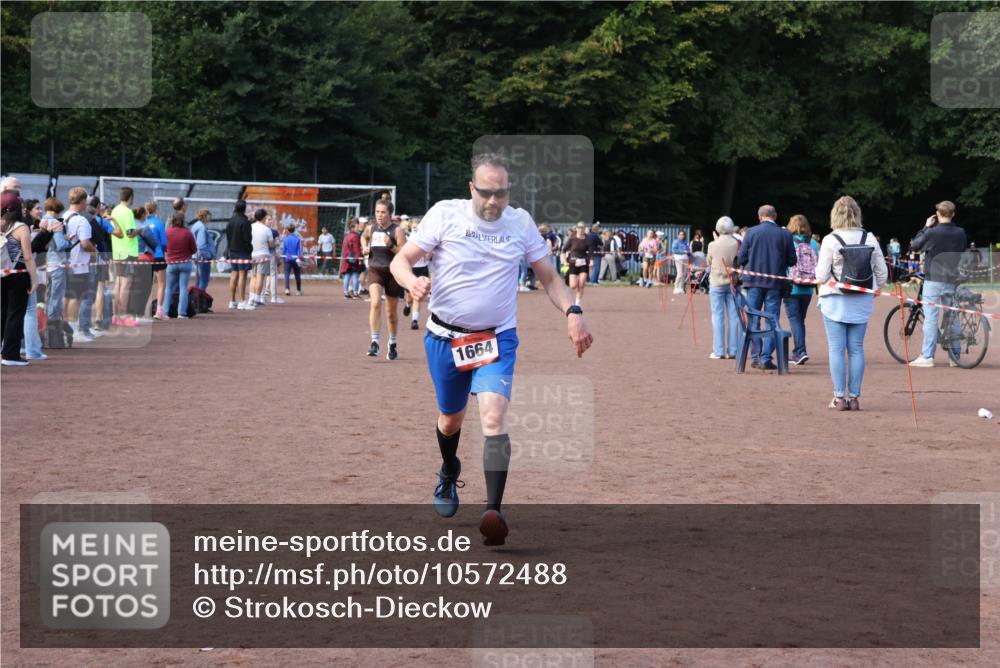 27.09.2026 - 35. Volkslauf durch das schöne Alstertal Strokosch-Dieckow http://msf.ph/oto/10572488 27.09.2026 12:21:55 Ziel 1664, 2023, 2025, 2247, 2332 meine-sportfotos.de