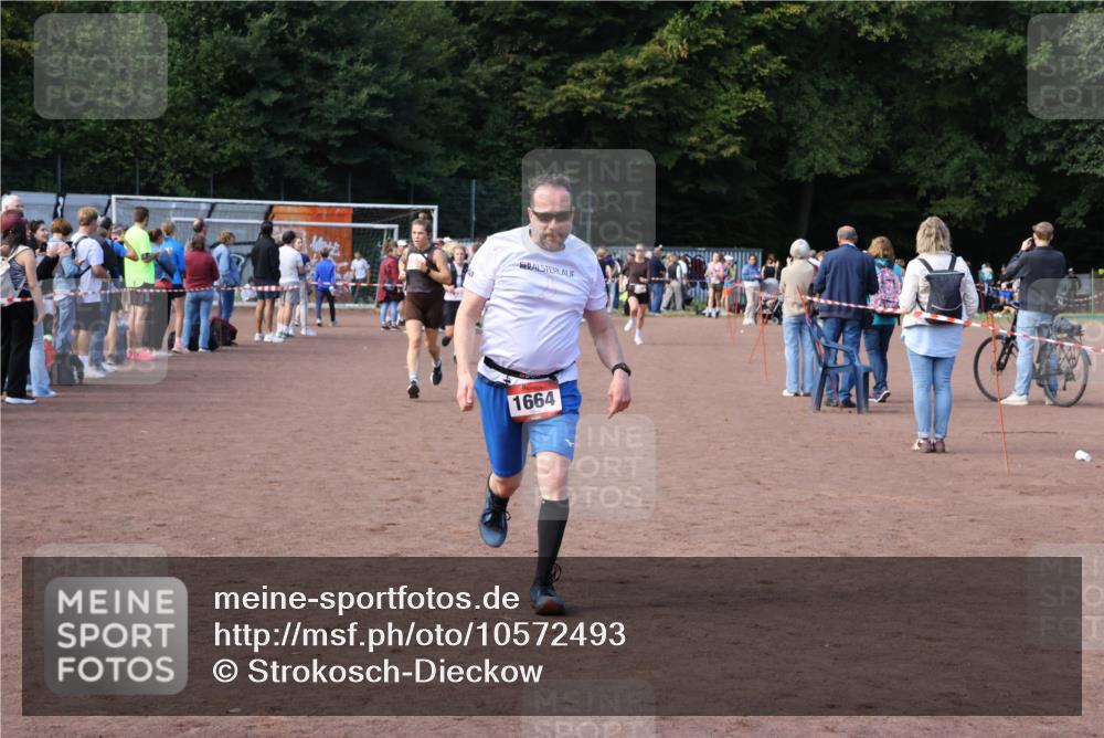 27.09.2026 - 35. Volkslauf durch das schöne Alstertal Strokosch-Dieckow http://msf.ph/oto/10572493 27.09.2026 12:21:55 Ziel 1664, 2023, 2025, 2247, 2332 meine-sportfotos.de