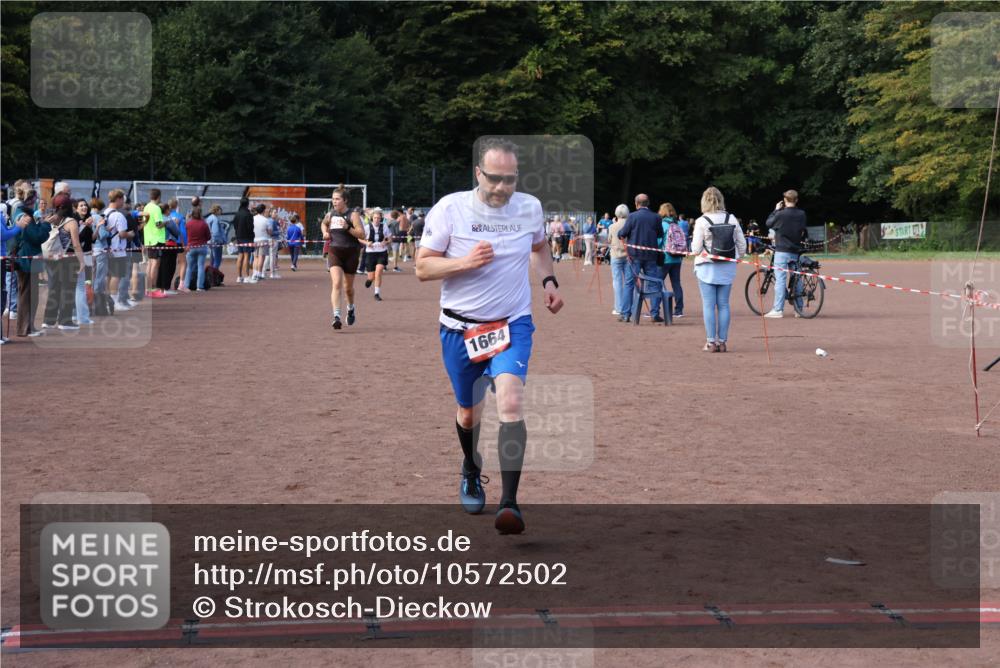 27.09.2026 - 35. Volkslauf durch das schöne Alstertal Strokosch-Dieckow http://msf.ph/oto/10572502 27.09.2026 12:21:56 Ziel 1664, 2023, 2247, 2332 meine-sportfotos.de