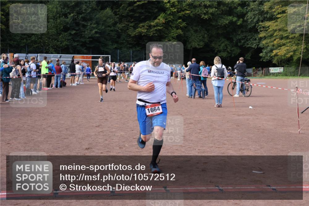 27.09.2026 - 35. Volkslauf durch das schöne Alstertal Strokosch-Dieckow http://msf.ph/oto/10572512 27.09.2026 12:21:56 Ziel 1664, 2023, 2247, 2332 meine-sportfotos.de