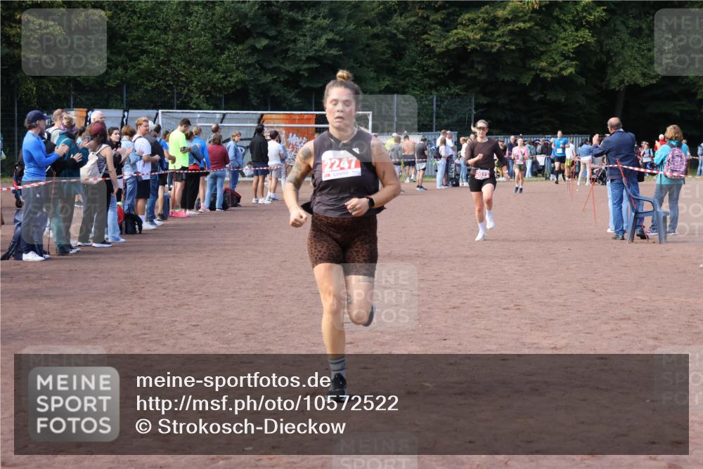 27.09.2026 - 35. Volkslauf durch das schöne Alstertal Strokosch-Dieckow http://msf.ph/oto/10572522 27.09.2026 12:21:59 Ziel 1664, 2023, 2247, 2332 meine-sportfotos.de