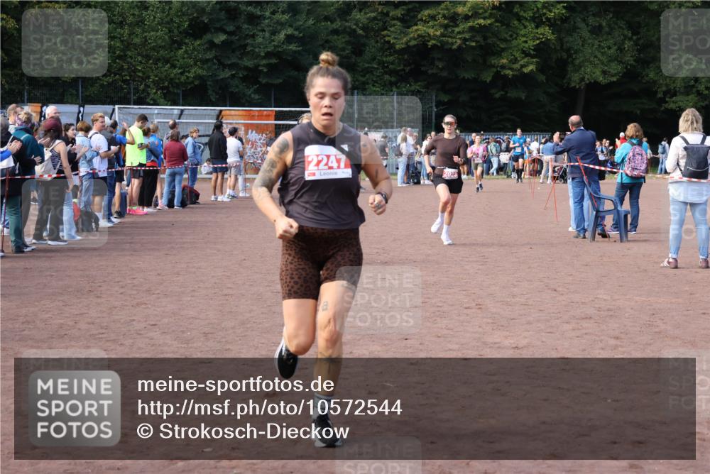 27.09.2026 - 35. Volkslauf durch das schöne Alstertal Strokosch-Dieckow http://msf.ph/oto/10572544 27.09.2026 12:22:00 Ziel 1664, 2023, 2247, 2332 meine-sportfotos.de