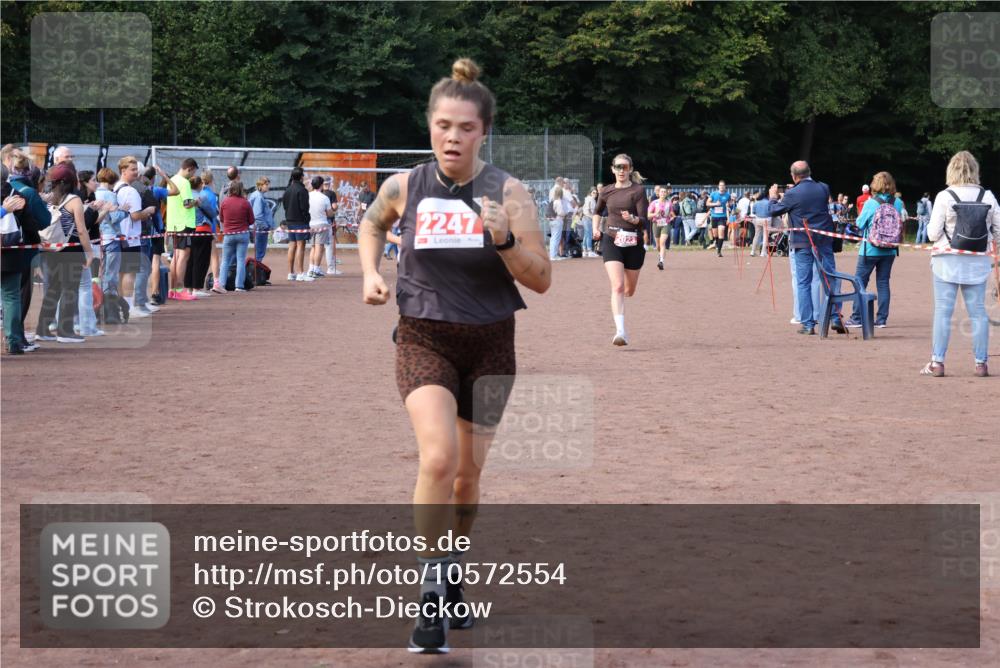 27.09.2026 - 35. Volkslauf durch das schöne Alstertal Strokosch-Dieckow http://msf.ph/oto/10572554 27.09.2026 12:22:00 Ziel 1664, 2023, 2247, 2332 meine-sportfotos.de