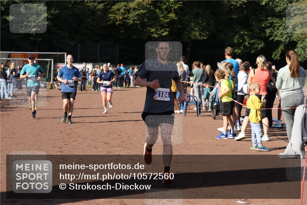 27.09.2026 - 35. Volkslauf durch das schöne Alstertal Strokosch-Dieckow http://msf.ph/oto/10572560 27.09.2026 11:21:00 Ziel 3184, 3246, 3252, 3269, 3394, 3989 meine-sportfotos.de