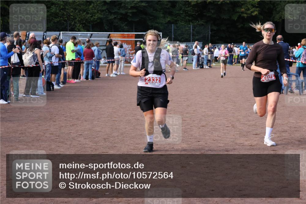 27.09.2026 - 35. Volkslauf durch das schöne Alstertal Strokosch-Dieckow http://msf.ph/oto/10572564 27.09.2026 12:22:02 Ziel 2023, 2247, 2295, 2332 meine-sportfotos.de