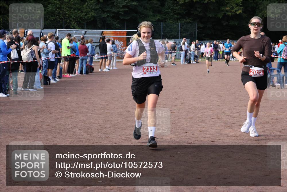 27.09.2026 - 35. Volkslauf durch das schöne Alstertal Strokosch-Dieckow http://msf.ph/oto/10572573 27.09.2026 12:22:02 Ziel 2023, 2247, 2295, 2332 meine-sportfotos.de