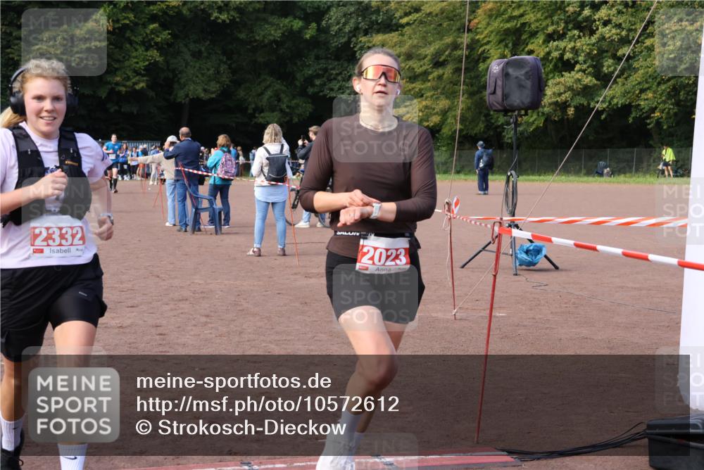 27.09.2026 - 35. Volkslauf durch das schöne Alstertal Strokosch-Dieckow http://msf.ph/oto/10572612 27.09.2026 12:22:04 Ziel 2023, 2247, 2295, 2332 meine-sportfotos.de