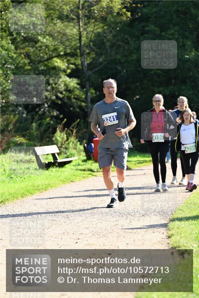 27.09.2026 - 35. Volkslauf durch das schöne Alstertal Dr. Thomas Lammeyer http://msf.ph/oto/10572713 27.09.2026 11:24:40 Laufen 3241, 4199, 4200 meine-sportfotos.de