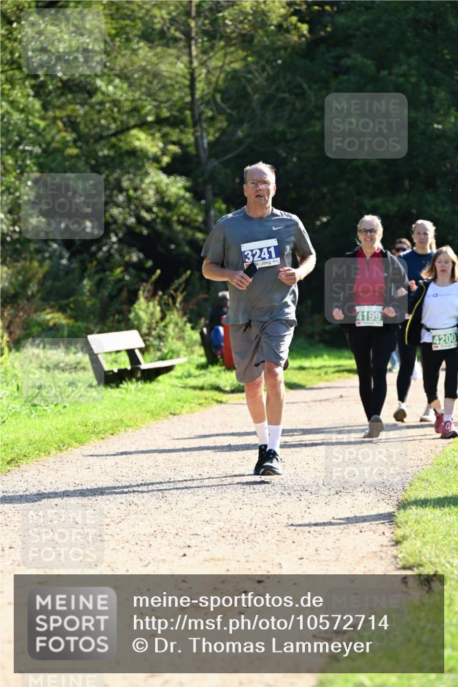 27.09.2026 - 35. Volkslauf durch das schöne Alstertal Dr. Thomas Lammeyer http://msf.ph/oto/10572714 27.09.2026 11:24:40 Laufen 3241, 4199, 4200 meine-sportfotos.de