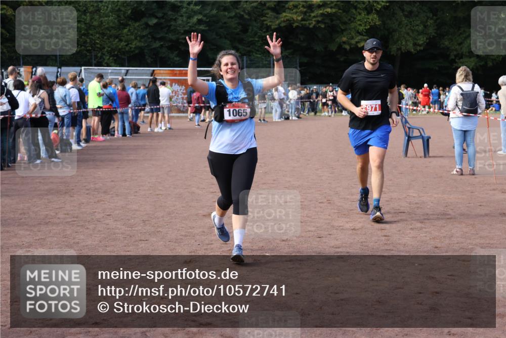 27.09.2026 - 35. Volkslauf durch das schöne Alstertal Strokosch-Dieckow http://msf.ph/oto/10572741 27.09.2026 12:22:25 Ziel 1065, 2971 meine-sportfotos.de