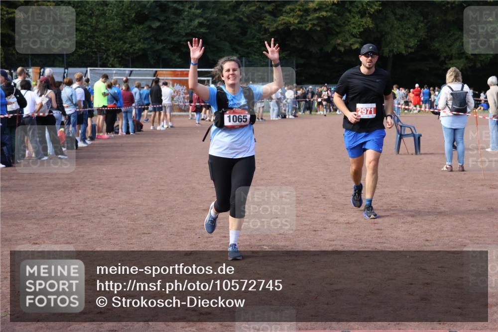 27.09.2026 - 35. Volkslauf durch das schöne Alstertal Strokosch-Dieckow http://msf.ph/oto/10572745 27.09.2026 12:22:25 Ziel 1065, 2971 meine-sportfotos.de