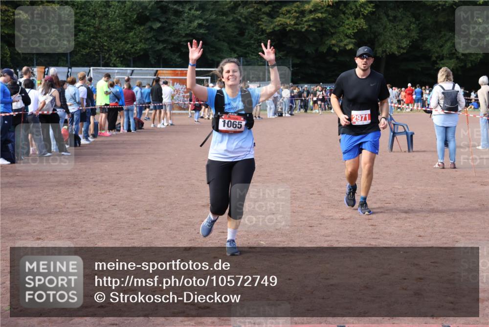 27.09.2026 - 35. Volkslauf durch das schöne Alstertal Strokosch-Dieckow http://msf.ph/oto/10572749 27.09.2026 12:22:25 Ziel 1065, 2971 meine-sportfotos.de