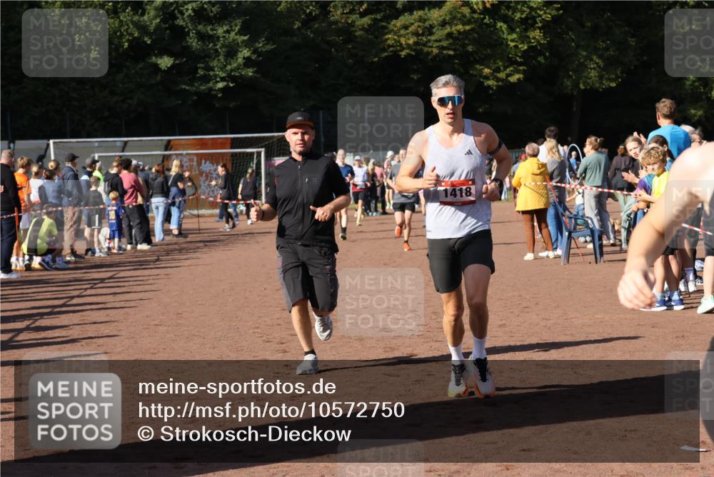 27.09.2026 - 35. Volkslauf durch das schöne Alstertal Strokosch-Dieckow http://msf.ph/oto/10572750 27.09.2026 11:20:55 Ziel 1418, 3184, 3234, 3252, 3989 meine-sportfotos.de