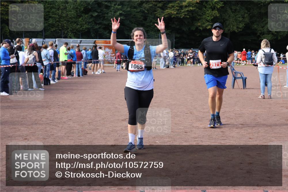 27.09.2026 - 35. Volkslauf durch das schöne Alstertal Strokosch-Dieckow http://msf.ph/oto/10572759 27.09.2026 12:22:25 Ziel 1065, 2971 meine-sportfotos.de