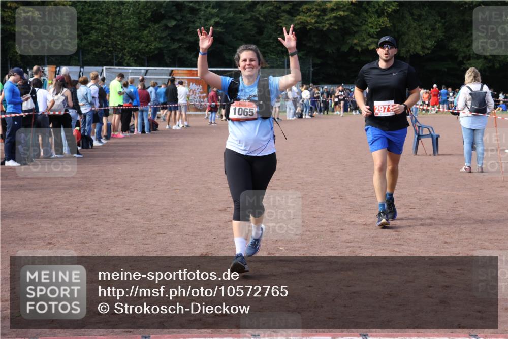 27.09.2026 - 35. Volkslauf durch das schöne Alstertal Strokosch-Dieckow http://msf.ph/oto/10572765 27.09.2026 12:22:25 Ziel 1065, 2971 meine-sportfotos.de