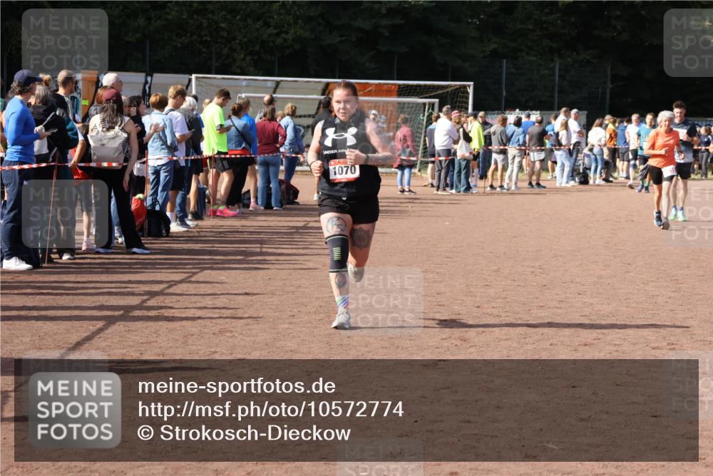 27.09.2026 - 35. Volkslauf durch das schöne Alstertal Strokosch-Dieckow http://msf.ph/oto/10572774 27.09.2026 12:22:41 Ziel 1070 meine-sportfotos.de