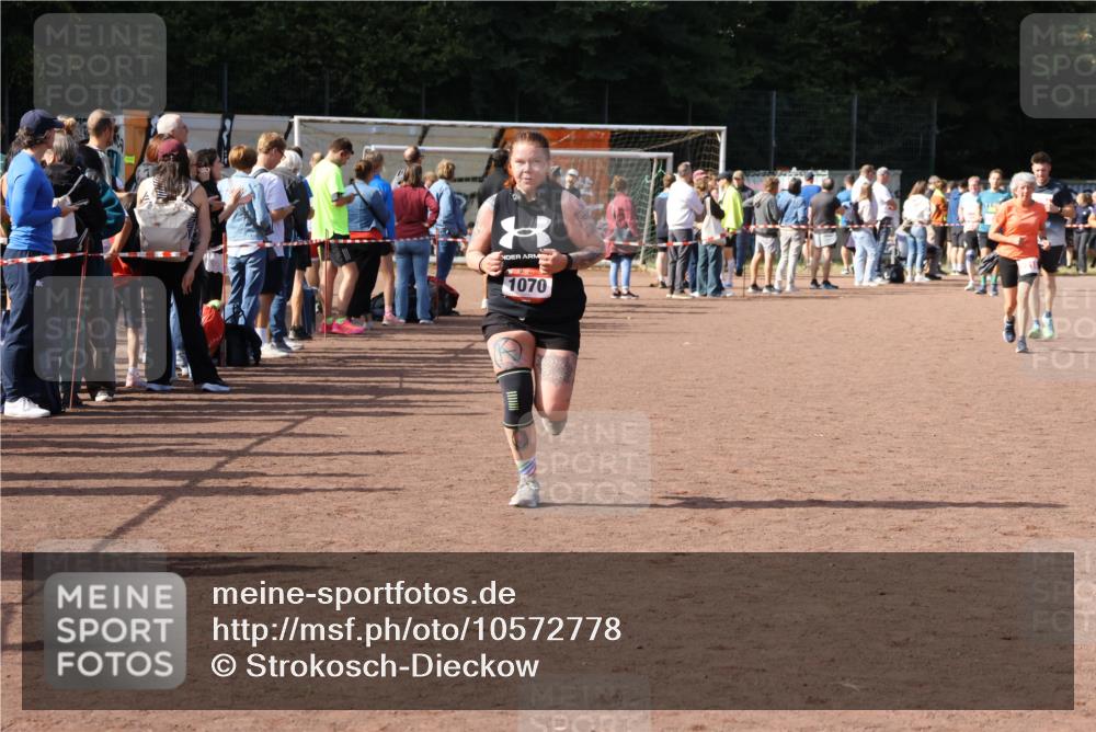 27.09.2026 - 35. Volkslauf durch das schöne Alstertal Strokosch-Dieckow http://msf.ph/oto/10572778 27.09.2026 12:22:42 Ziel 1070, 2218, 2220 meine-sportfotos.de