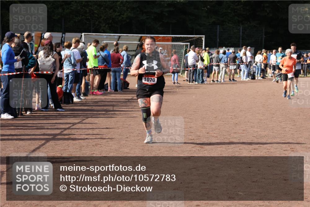 27.09.2026 - 35. Volkslauf durch das schöne Alstertal Strokosch-Dieckow http://msf.ph/oto/10572783 27.09.2026 12:22:42 Ziel 1070, 2218, 2220 meine-sportfotos.de