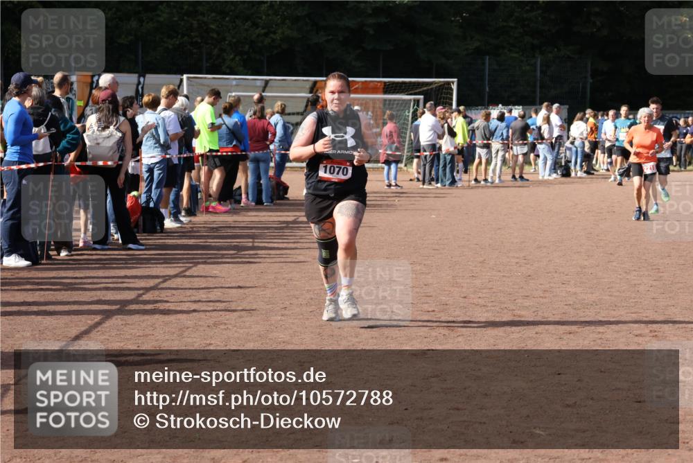 27.09.2026 - 35. Volkslauf durch das schöne Alstertal Strokosch-Dieckow http://msf.ph/oto/10572788 27.09.2026 12:22:42 Ziel 1070, 2218, 2220 meine-sportfotos.de