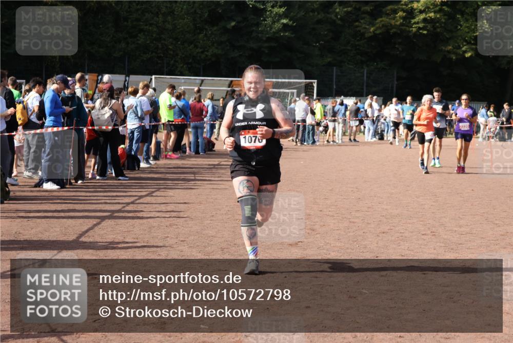 27.09.2026 - 35. Volkslauf durch das schöne Alstertal Strokosch-Dieckow http://msf.ph/oto/10572798 27.09.2026 12:22:43 Ziel 1070, 2104, 2218, 2220 meine-sportfotos.de