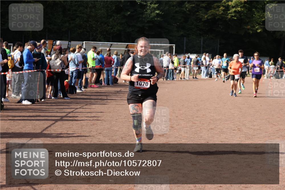 27.09.2026 - 35. Volkslauf durch das schöne Alstertal Strokosch-Dieckow http://msf.ph/oto/10572807 27.09.2026 12:22:43 Ziel 1070, 2104, 2218, 2220 meine-sportfotos.de