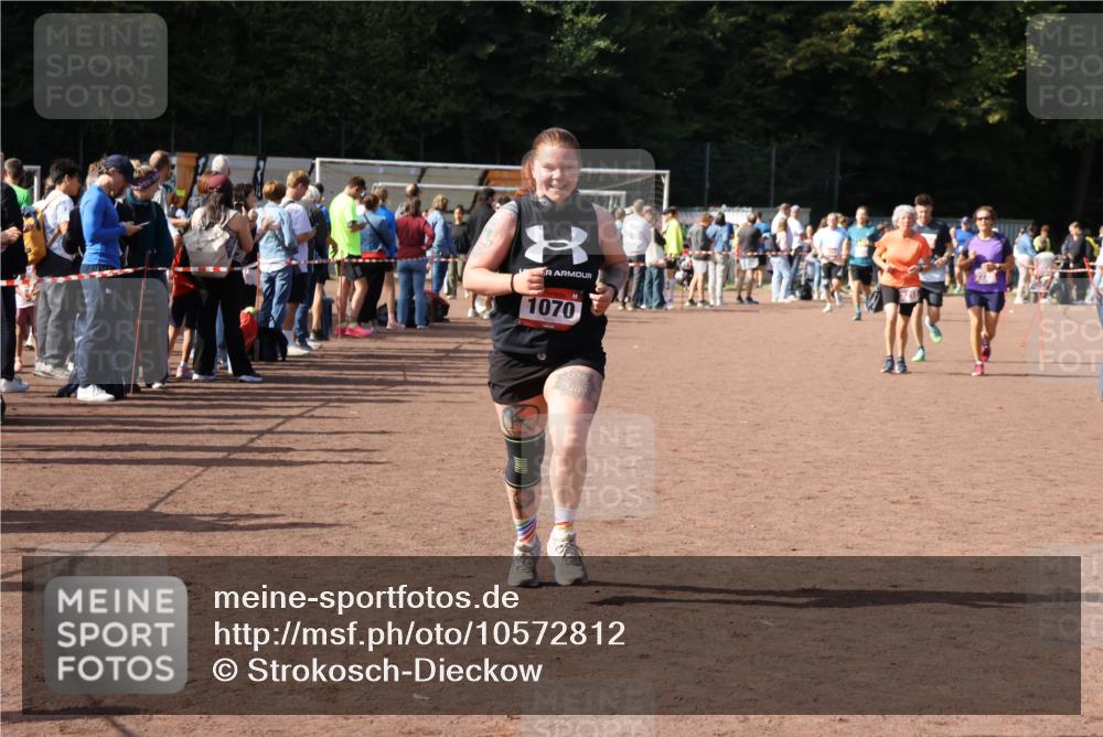 27.09.2026 - 35. Volkslauf durch das schöne Alstertal Strokosch-Dieckow http://msf.ph/oto/10572812 27.09.2026 12:22:43 Ziel 1070, 2104, 2218, 2220 meine-sportfotos.de